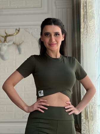 بلوزه زيتي رياضيه نص كم مع قصة مائلة من البطن