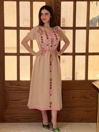 فستان قطن بيج مطرز بالخيوط الملونة مع حرام داخلي باااارد وخفيييف رقم 24