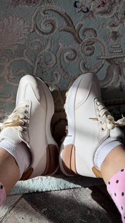 حذاء ابيض وجملي رياضي عملي ومريح وانيق