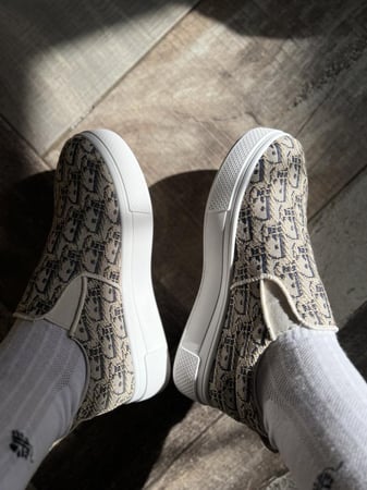 حذاء رياضي رسمي بيج وابيض مريح جداً وعملي جداً وأنيق ومرتب جداً جداً