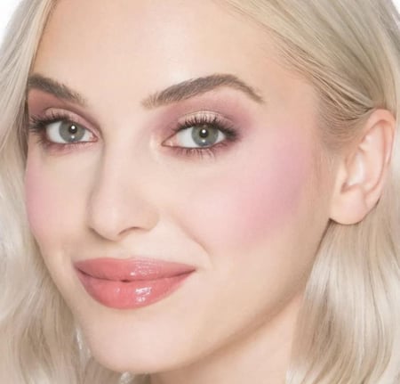 بلاشر كريمي لون وردي فاتح مع فرشاه