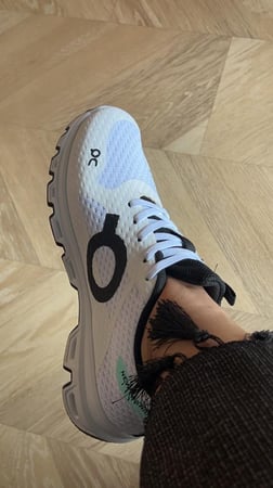 حذاء رياضي ابيض واسود مرررررررريح مثل الغيمه ☁️