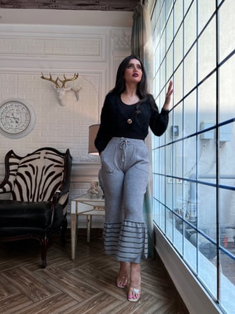 طقم شتوي بنطلون رصاصي وبلوزه فرو سوداء