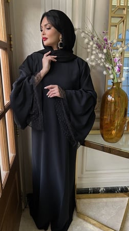 عباية سوداء سادة بأكمام منفوخه وتل منقط