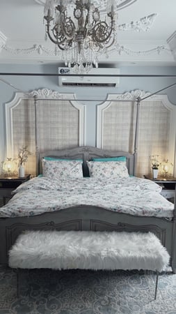 طقم سرير مشجر ابيض تيفاني موف 6 قطع ( مفرش بمطاط + لحاف بطانية + 4 مخدات )