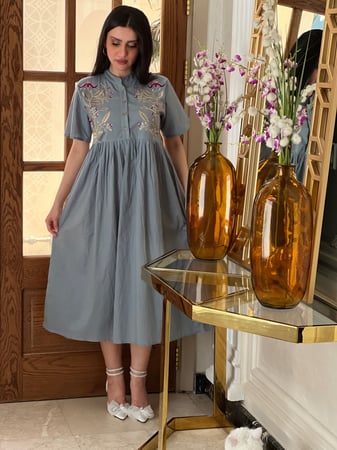 فستان قطن ازرق بحري مطرز بالخيوط الملونة باااارد وخفيييف رقم 23