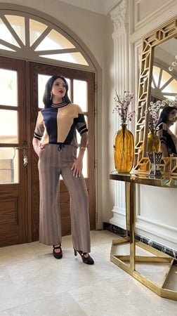 طقم بنطلون وبلوزه بيج وأسود شتوي بخامة ممتازة جداً رقم 1