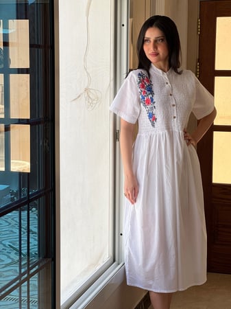 فستان قطن ابيض مطرز بالخيوط الملونة باااارد وخفيييف رقم 22