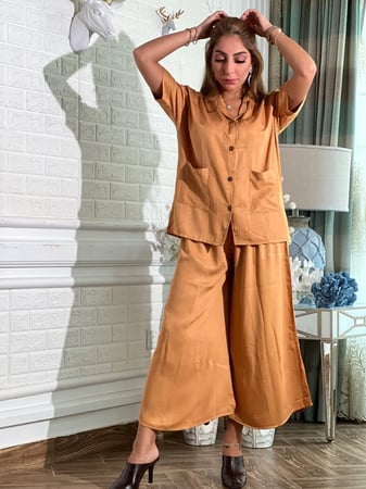 طقم فضفاض خردلي بنطلون وبلوزه بأزارير وجيوب