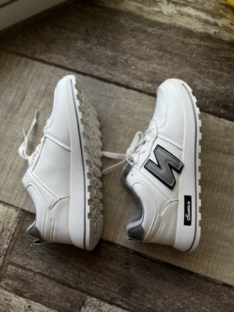 حذاء ابيض ورصاصي رياضي عملي ومريح وانيق