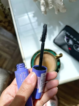 حقيبة مع مسكرة وكحله من ريميل