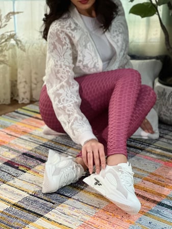 حذاء رياضي ابيض ورصاصي مرتفع عملي ومريح رقم 9