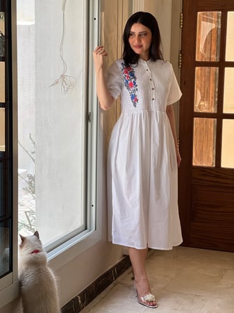 فستان قطن ابيض مطرز بالخيوط الملونة باااارد وخفيييف رقم 22