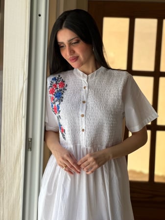 فستان قطن ابيض مطرز بالخيوط الملونة باااارد وخفيييف رقم 22