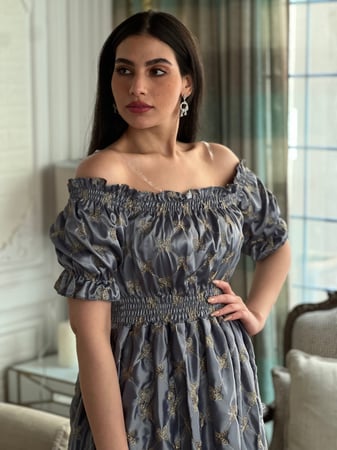 فستان رصاصي غامق تفته عالية الجودة مطرز بخيوط القصب الذهبية اوف شولدر رقم 25