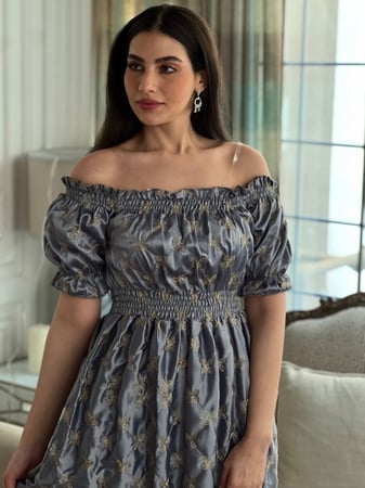 فستان رصاصي غامق تفته عالية الجودة مطرز بخيوط القصب الذهبية اوف شولدر رقم 25