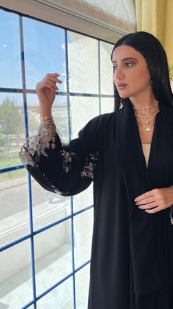 عباية سوداء كريب مايتعرفط مزينه بأكمام تل مبطنه ومطرزة بالخيوط الملونة