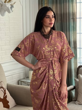 فستان درابيه بحزام عريض ولوقو دار نجود