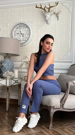 ترينق أزرق على موف رياضي بنطلون سكيني مفتوح من أسفل وبلوزة بدون كم بقصة مائلة من الكتف