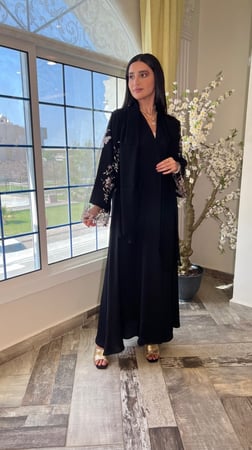 عباية سوداء كريب مايتعرفط مزينه بأكمام تل مبطنه ومطرزة بالخيوط الملونة