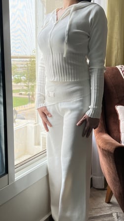 طقم شتوي ابيض بنطلون وهودي بسحاب