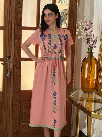 فستان قطن وردي مطرز بالخيوط الملونة مع حزام داخلي باااارد وخفيييف رقم 24