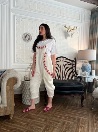 جمبسوت ابيض مزين بالهدب