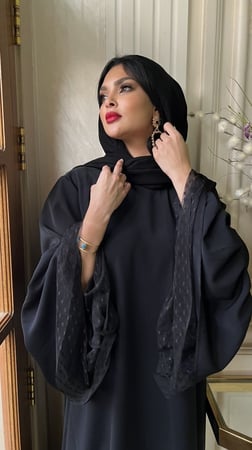 عباية سوداء سادة بأكمام منفوخه وتل منقط