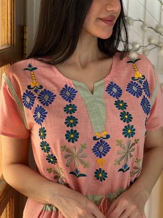 فستان قطن وردي مطرز بالخيوط الملونة مع حزام داخلي باااارد وخفيييف رقم 24