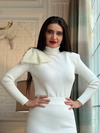 طقم تييور اوف وايت تنورة وبلوزة صوف فري سايز