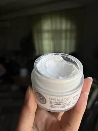 كريم النهار من Das Grune بعرق السوس والصبار لتبييض الوجه والرقبة