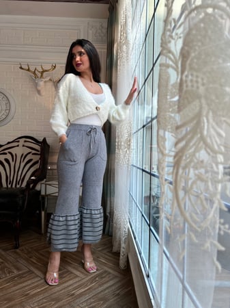 طقم شتوي بنطلون رصاصي وبلوزه فرو بيضاء