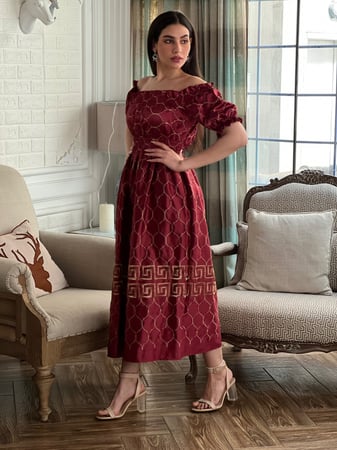 فستان عودي تفته عالية الجودة مطرز بخيوط القصب الذهبية اوف شولدر بتطريز فرزاتشي من الاسفل رقم 25