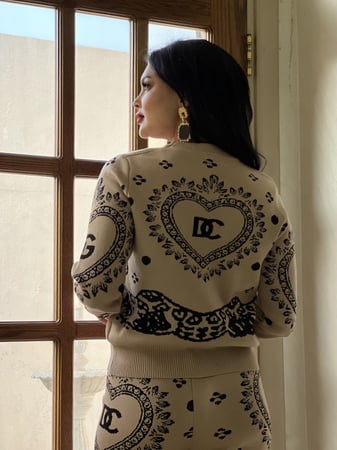 طقم بنطلون وبلوزه بيج واسود شتوي بخامة ممتازة جداً