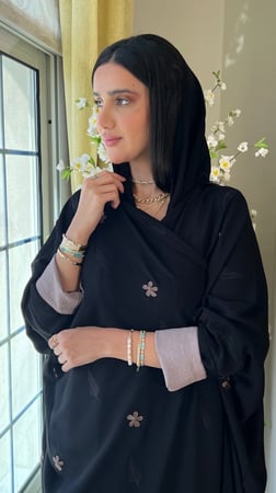 عباية سوداء كريب مايتعرفط مزينه بأكمام تل مبطنه ومطرزة بالخيوط الملونة