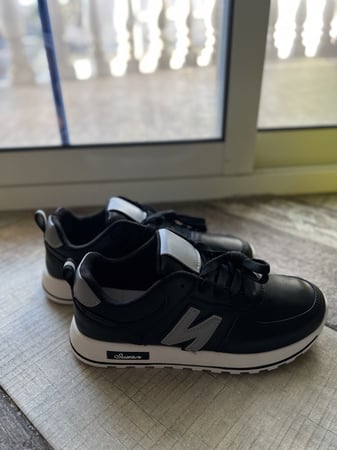 حذاء اسود ورصاصي وابيض رياضي عملي ومريح وانيق