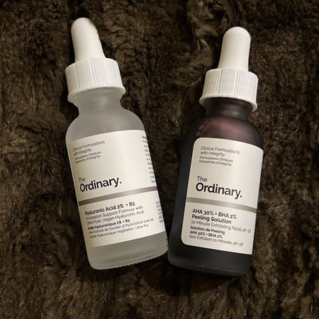 عرض : مقشر الاحماض + سيروم الهيالورونيك من ذا اورديناري