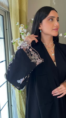 عباية سوداء كريب مايتعرفط مزينه بأكمام تل مبطنه ومطرزة بالخيوط الملونة