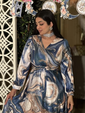 فستان العيد حرير مرد مشجر اوف وايت ونيلي بحزام