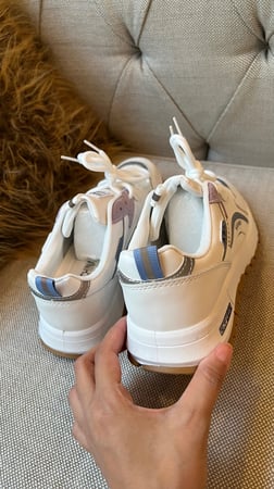 حذاء رياضي ابيض وازرق عملي ومريح جداً جداً جداً رقم 22