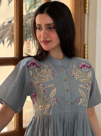 فستان قطن ازرق بحري مطرز بالخيوط الملونة باااارد وخفيييف رقم 23