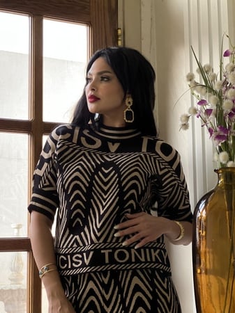 طقم بنطلون وبلوزه اسود وبيج شتوي بخامة ممتازة جداً