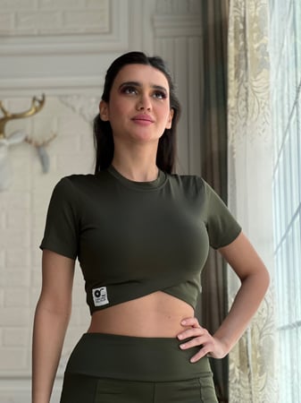 ترينق زيتي رياضي بنطلون سكيني مفتوح من أسفل وبلوزة نص كم بقصة مائلة من البطن