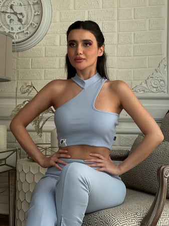 ترينق سماوي فاتح رياضي بنطلون سكيني مفتوح من أسفل وبلوزة بدون كم بقصة مائلة من الكتف