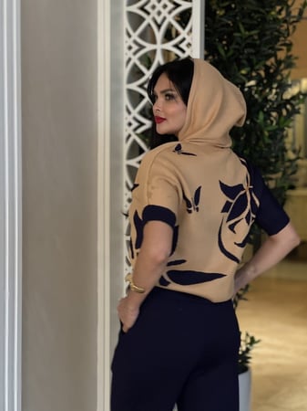 طقم بنطلون وبلوزه كحلي وبيج شتوي بخامة ممتازة جداً