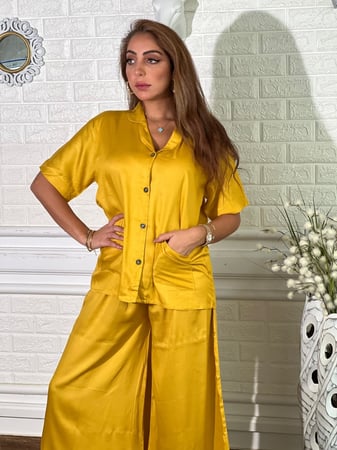 طقم فضفاض اصفر بنطلون وبلوزه بأزارير وجيوب