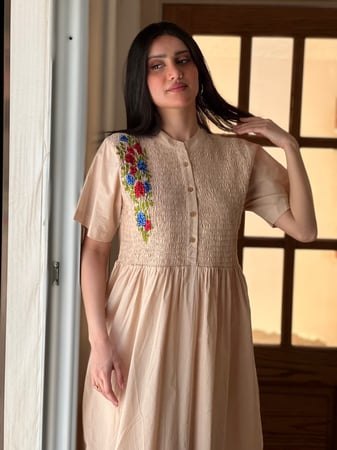 فستان قطن بيج مطرز بالخيوط الملونة باااارد وخفيييف رقم 22