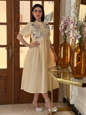 فستان قطن اصفر كريمي مطرز بالخيوط الملونة باااارد وخفيييف رقم 23