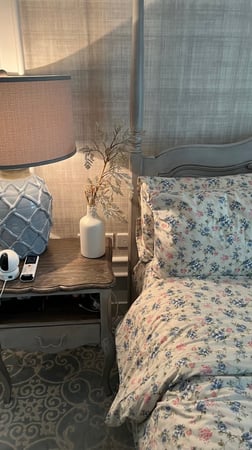 طقم سرير مشجر بيج مشجر بأزرق ووردي واخضر 6 قطع ( مفرش بمطاط رصاصي + لحاف بطانية جهه مشجر وجهه رصاصي ساده + 4 مخدات ساده ومشجر )