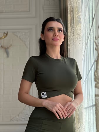 بلوزه زيتي رياضيه نص كم مع قصة مائلة من البطن